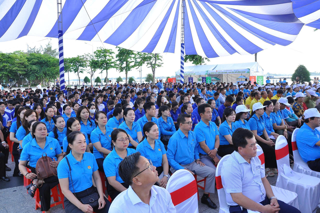 &nbsp;Đông đảo cán bộ, công chức, viên chức, đoàn viên, hội viên, đại diện doanh nghiệp và người dân tham gia lễ phát động.