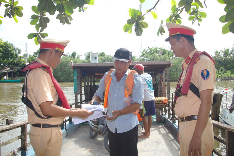 Cà Mau tăng cường bảo đảm an toàn giao thông đường thủy mùa mưa bão