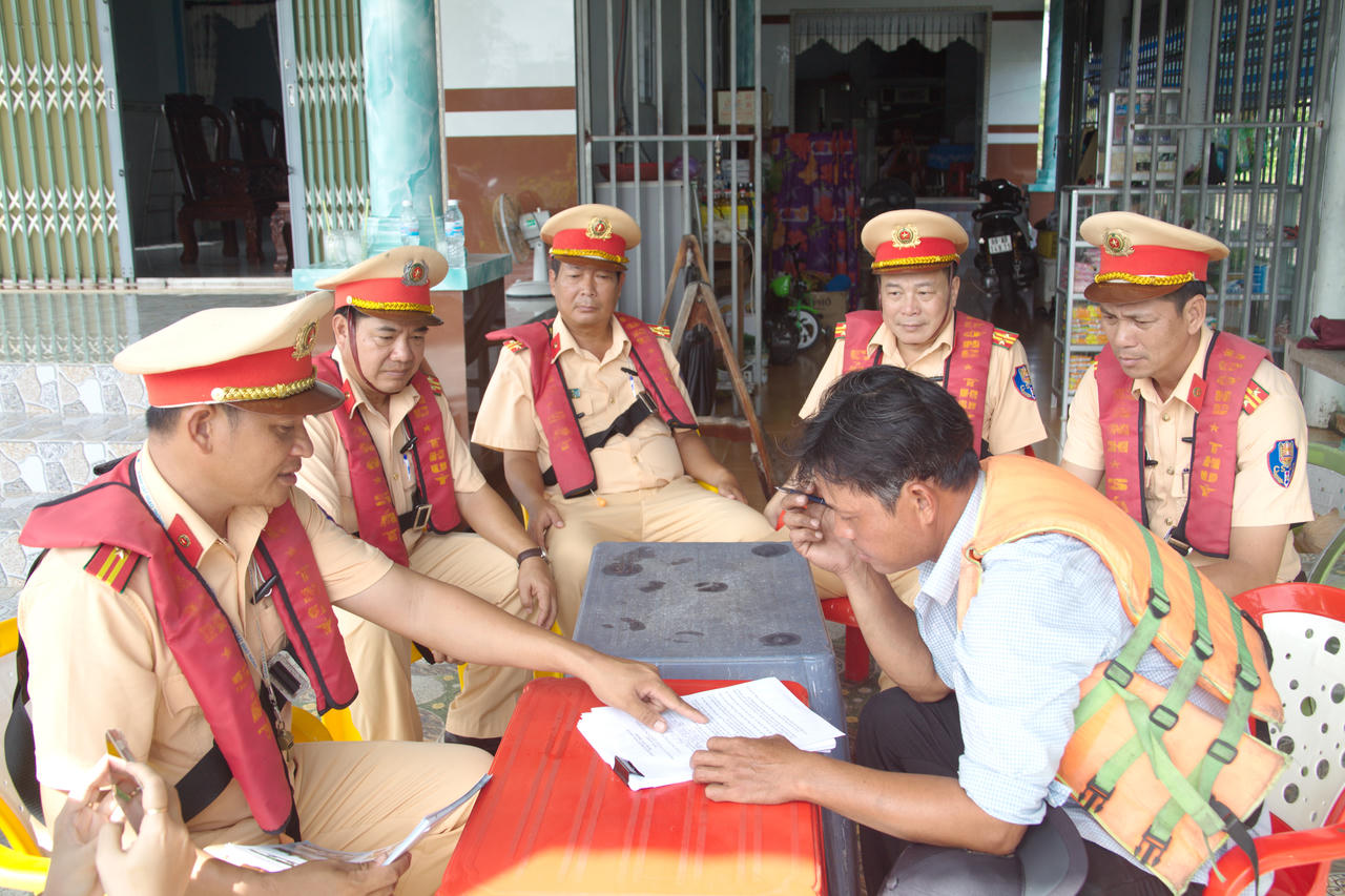 Thượng tá Đoàn Thanh Khải - Phó Trưởng Phòng CSGT Công an tỉnh Cà Mau (ngồi thứ 4 từ trái sang), kiểm tra công tác tuyên truyền, hướng dẫn chủ phương tiện chấp hành các quy định về an toàn vận tải hành khách đường thủy nội địa.