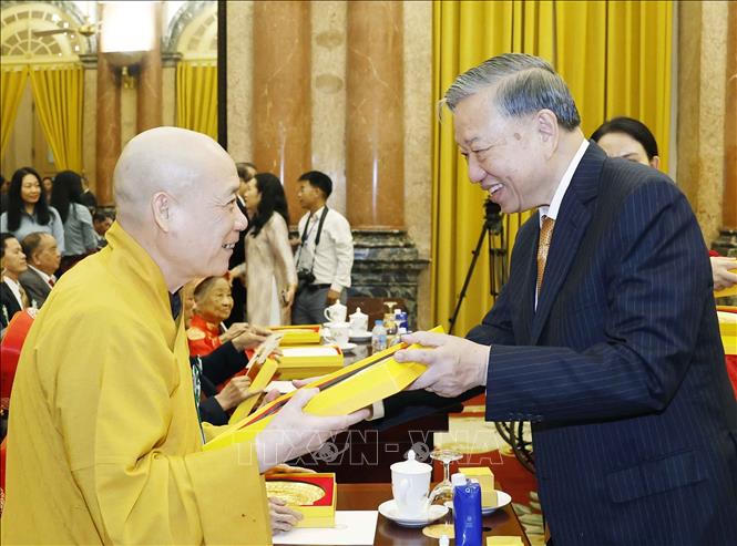 Tổng Bí thư, Chủ tịch nước Tô Lâm tặng quà cho các đại biểu. Ảnh: Thống Nhất/TTXVN