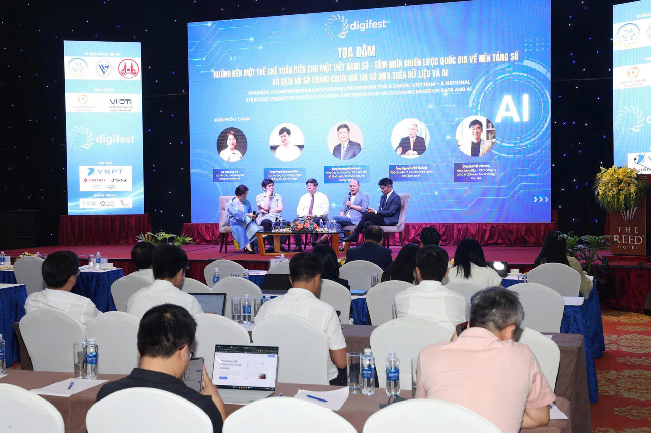 Các chuyên gia Số tham gia tọa đàm tại Diễn đàn.
