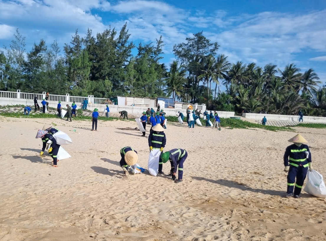 Sinh viên và công nhân gom rác tại bãi biển Long Thủy.