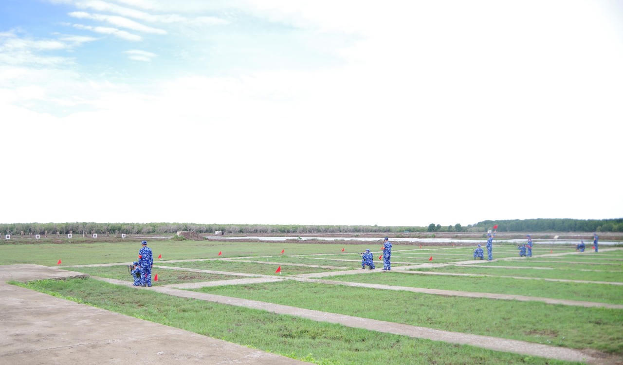Kiểm tra nội dung bắn súng AK cho đối tượng QNCN và HSQ,BS (Ảnh: Văn Mẫn)