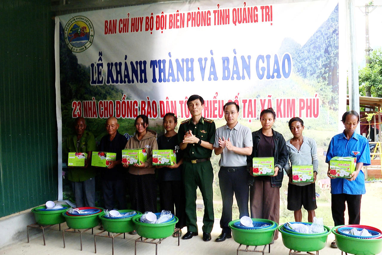 Đại diện Bộ đội Biên phòng tỉnh Quảng Trị, chính quyền địa phương trao tặng vật dụng sinh hoạt thiết yếu cho các hộ đồng bào dân tộc thiểu số được hỗ trợ nhà ở.