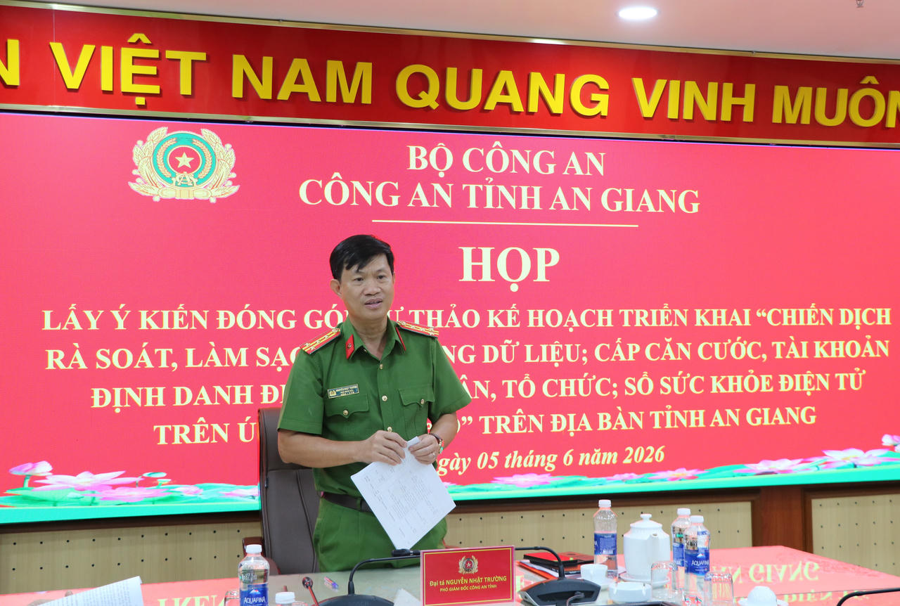 Đại tá Nguyễn Nhật Trường - Phó Giám đốc Công an tỉnh phát biểu tại cuộc họp