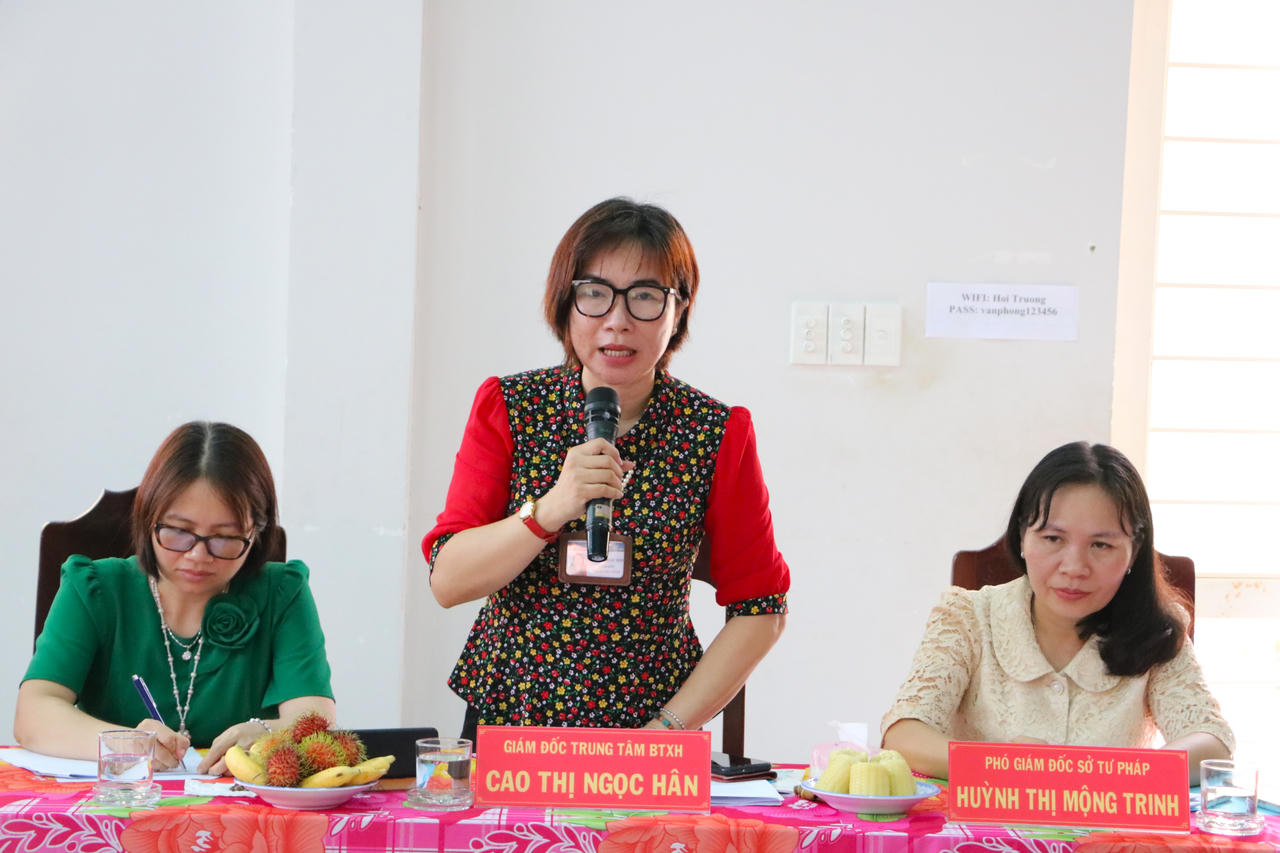 Giám đốc Trung tâm Bảo trợ Xã hội Tây Ninh Cao Thị Ngọc Hân đưa ra những khó khăn thực tiễn trong hoạt động nhận nuôi con nuôi (ảnh: Khánh Toàn)