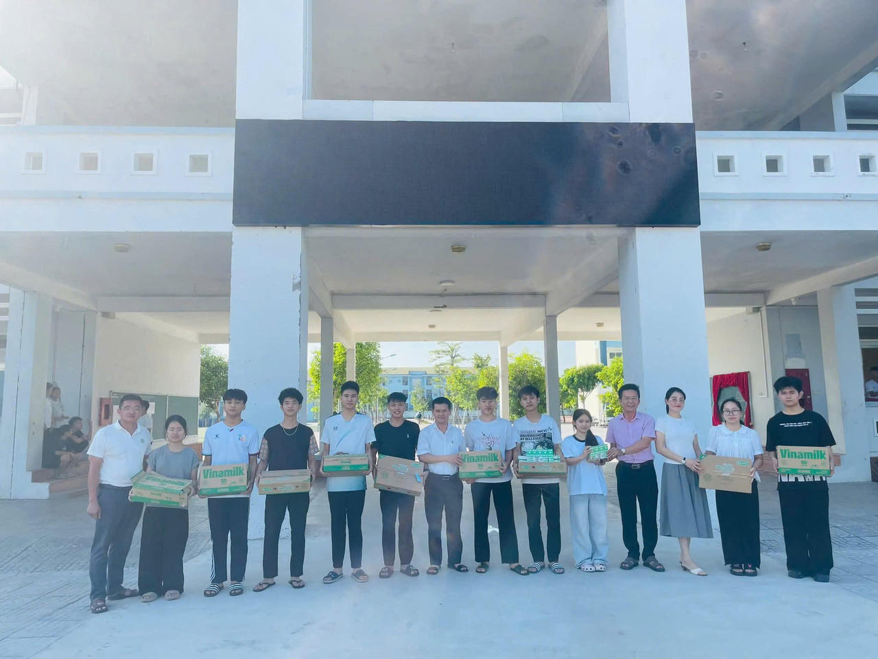 Ban giám hiệu Nhà trường rất quan tâm đến đời sống các em học sinh
