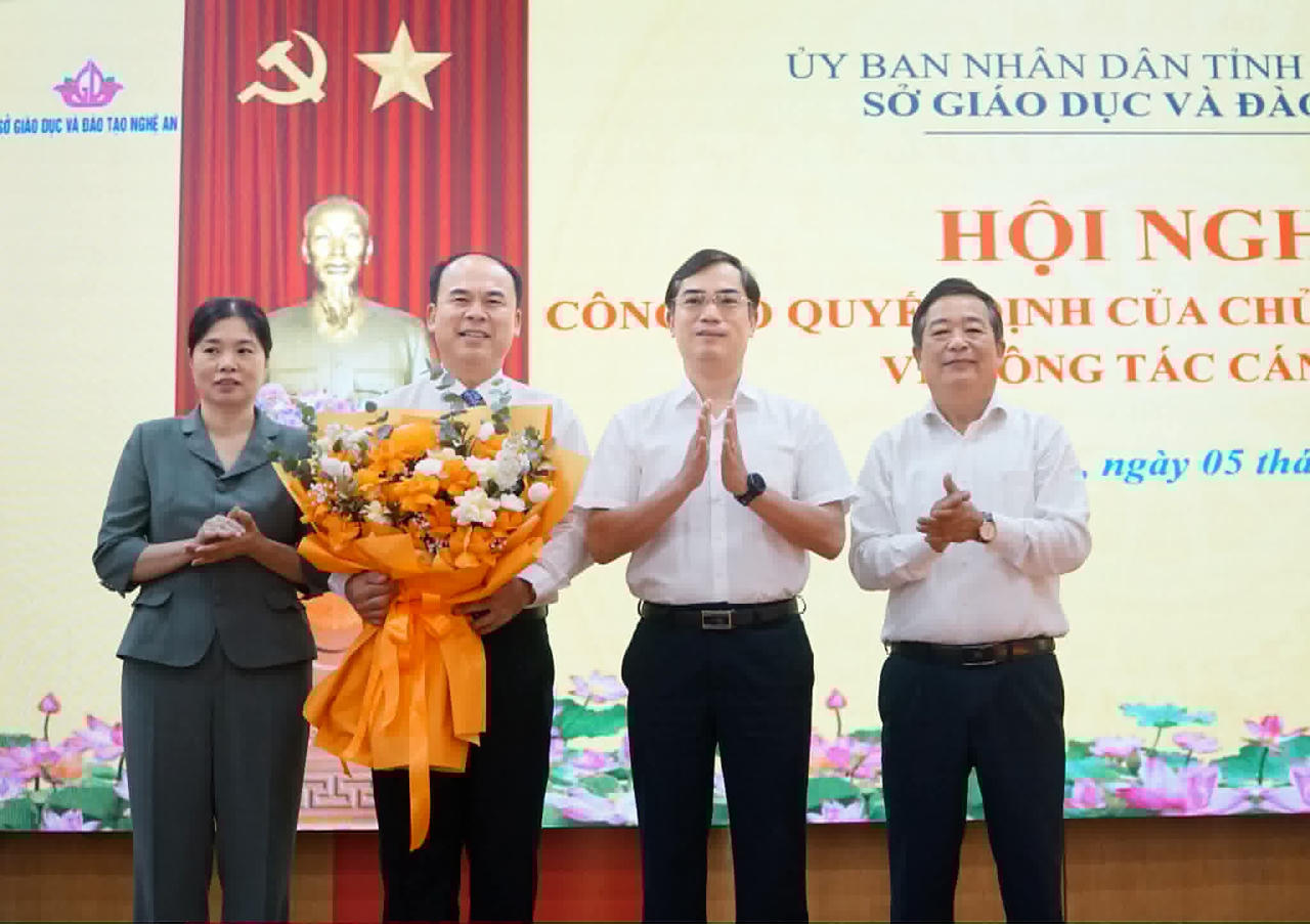 Ban Giám đốc Sở GD&ĐT Nghệ An tặng hoa chúc mừng tân Phó Giám đốc Sở. Ảnh: Tuyết Lan
