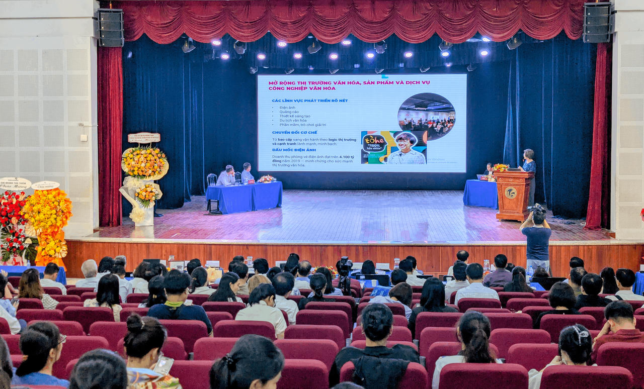 Các đại biểu trình bày tham luận tại Hội thảo.