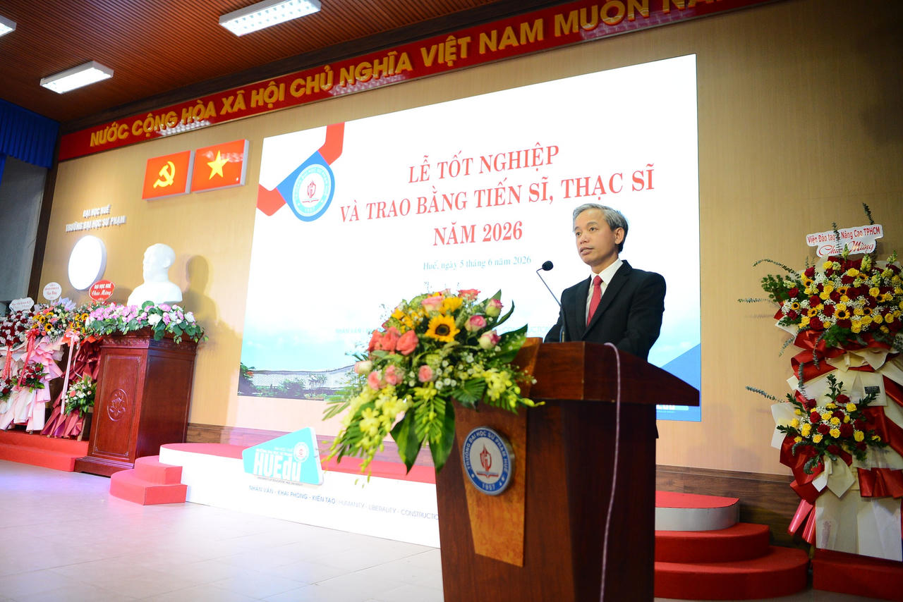 TS. Lê Hồ Sơn - Hiệu trưởng Trường Đại học Sư phạm, Đại học Huế phát biểu tại buổi lễ.