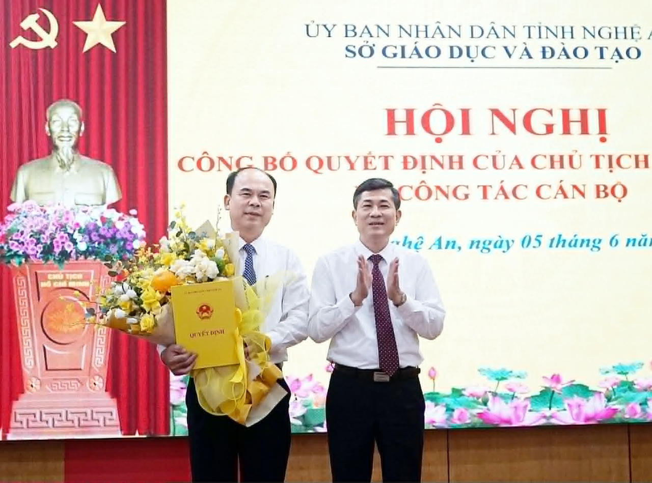 Phó Chủ tịch UBND tỉnh Nghệ An Thái Văn Thành trao Quyết định và tặng hoa chúc mừng tân Phó Giám đốc Sở GD&ĐT Đặng Xuân Quang. Ảnh: Tuyết Lan