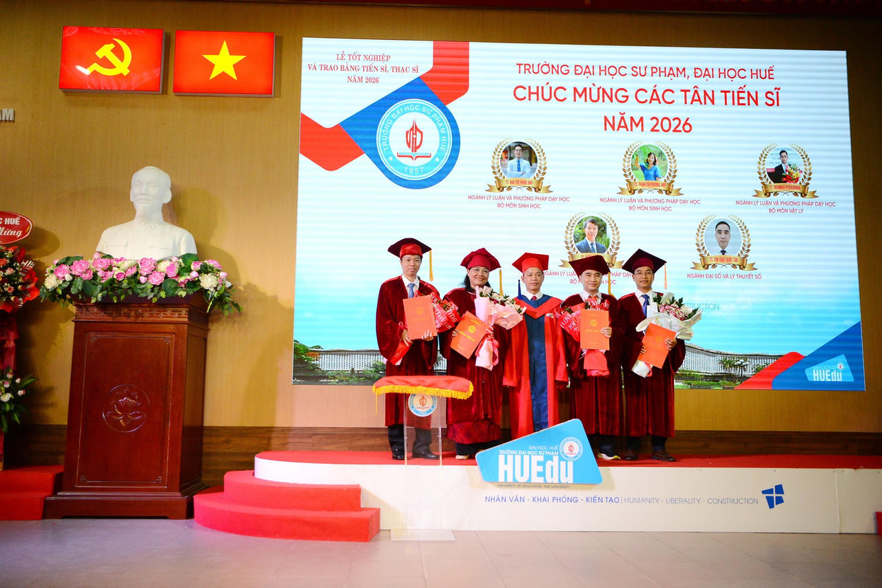Dịp này,&nbsp;Trường Đại học Sư phạm, Đại học Huế trao bằng tiến sĩ cho 5 nghiên cứu sinh hoàn thành chương trình tiến sĩ.