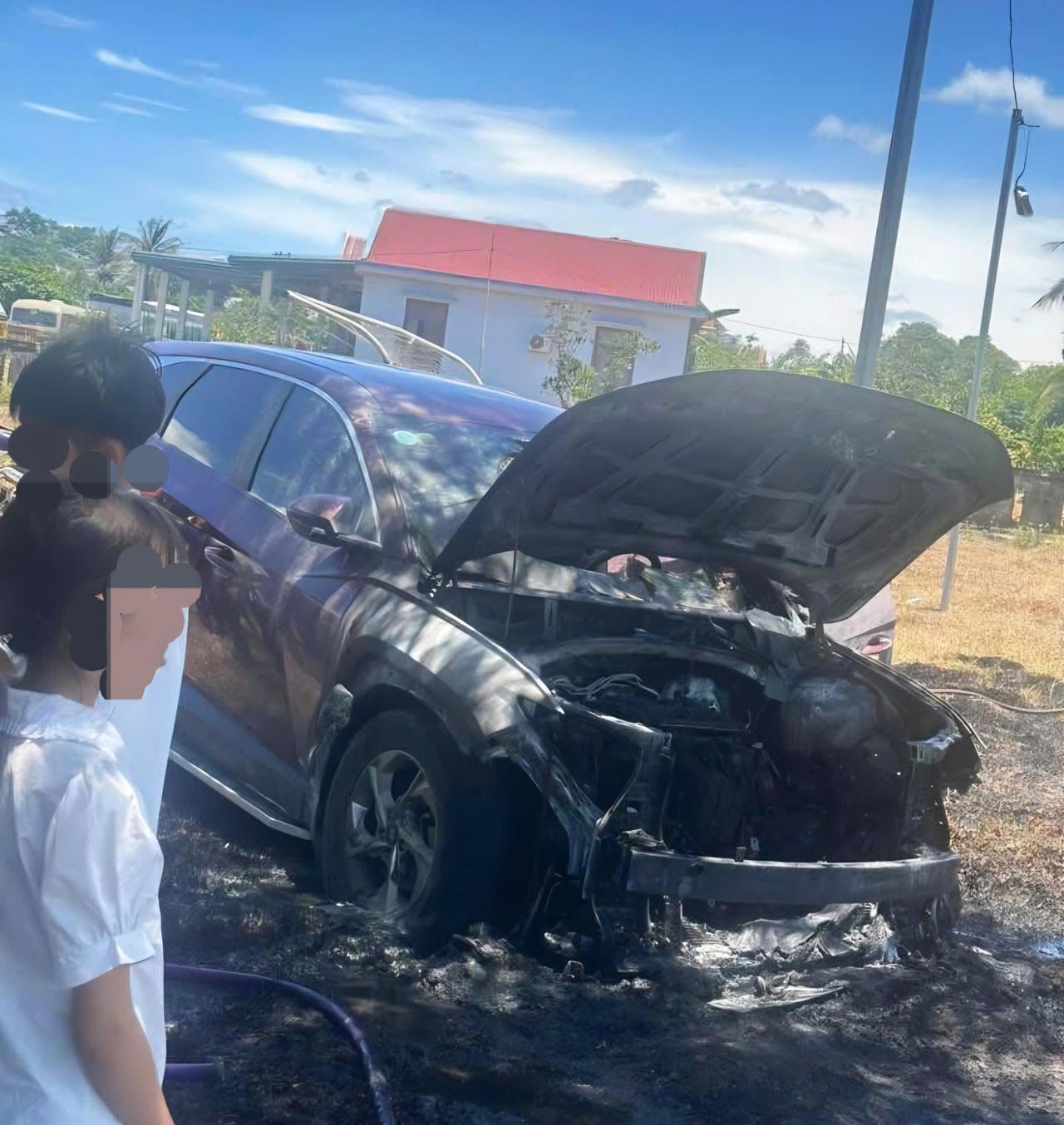 Vụ cháy khiến phần đầu chiếc ô tô Hyundai Tucson bị hư hỏng nặng, dù người dân và chủ xe đã kịp thời dập lửa.