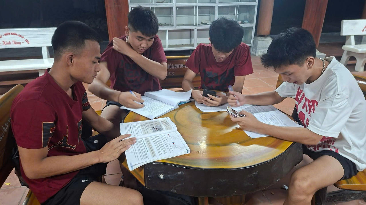Các em tự giác học nhóm