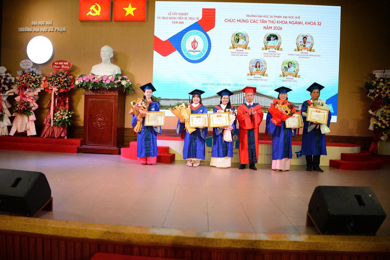 Lãnh đạo Nhà trường chúc mừng các tân thạc sĩ.
