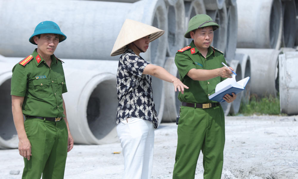 Đại diện Công ty trách nhiệm hữu hạn xây dựng Đại An làm việc với lực lượng chức năng.