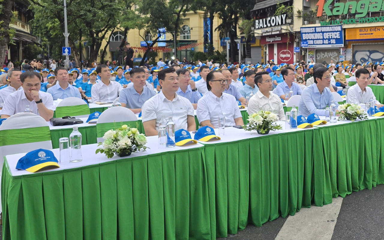Đông đảo người dân, đoàn viên thanh niên và các tổ chức tham gia lễ phát động hưởng ứng Ngày Môi trường thế giới tại khu vực hồ Hoàn Kiếm.