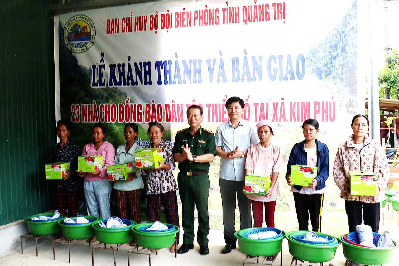 Ông Trương An Ninh - Trưởng Ban Tuyên giáo và Dân vận Tỉnh ủy Quảng Trị và Đại tá Trịnh Thanh Bình - Chỉ huy trưởng Ban Chỉ huy Bộ đội Biên phòng tỉnh trao quà cho các hộ đồng bào dân tộc thiểu số được hỗ trợ nhà ở tại xã Kim Phú.