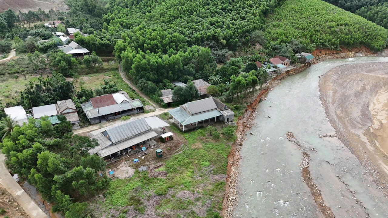 Sau đợt mưa lũ lịch sử cuối năm 2025, khu vực suối Thác Trượt dưới chân rừng Bạch Mã bị sạt lở nghiêm trọng&nbsp;