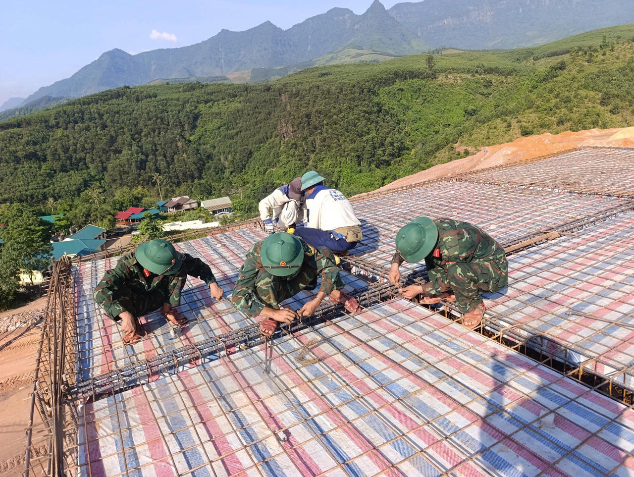 300 cán bộ, chiến sĩ chung tay dựng trường liên cấp vùng biên Quảng Trị