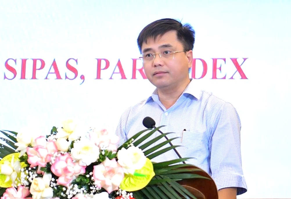 Ông Bùi Văn Hoàng - Giám đốc Sở Nội vụ tỉnh Ninh Bình phát biểu tại hội thảo.