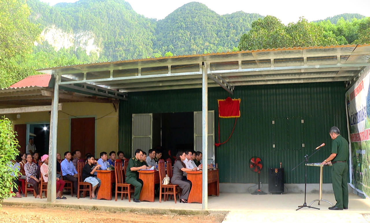 Lễ khánh thành, bàn giao 23 căn nhà cho đồng bào dân tộc thiểu số tại xã Kim Phú được tổ chức với sự tham dự của lãnh đạo tỉnh, Bộ đội Biên phòng và người dân địa phương.