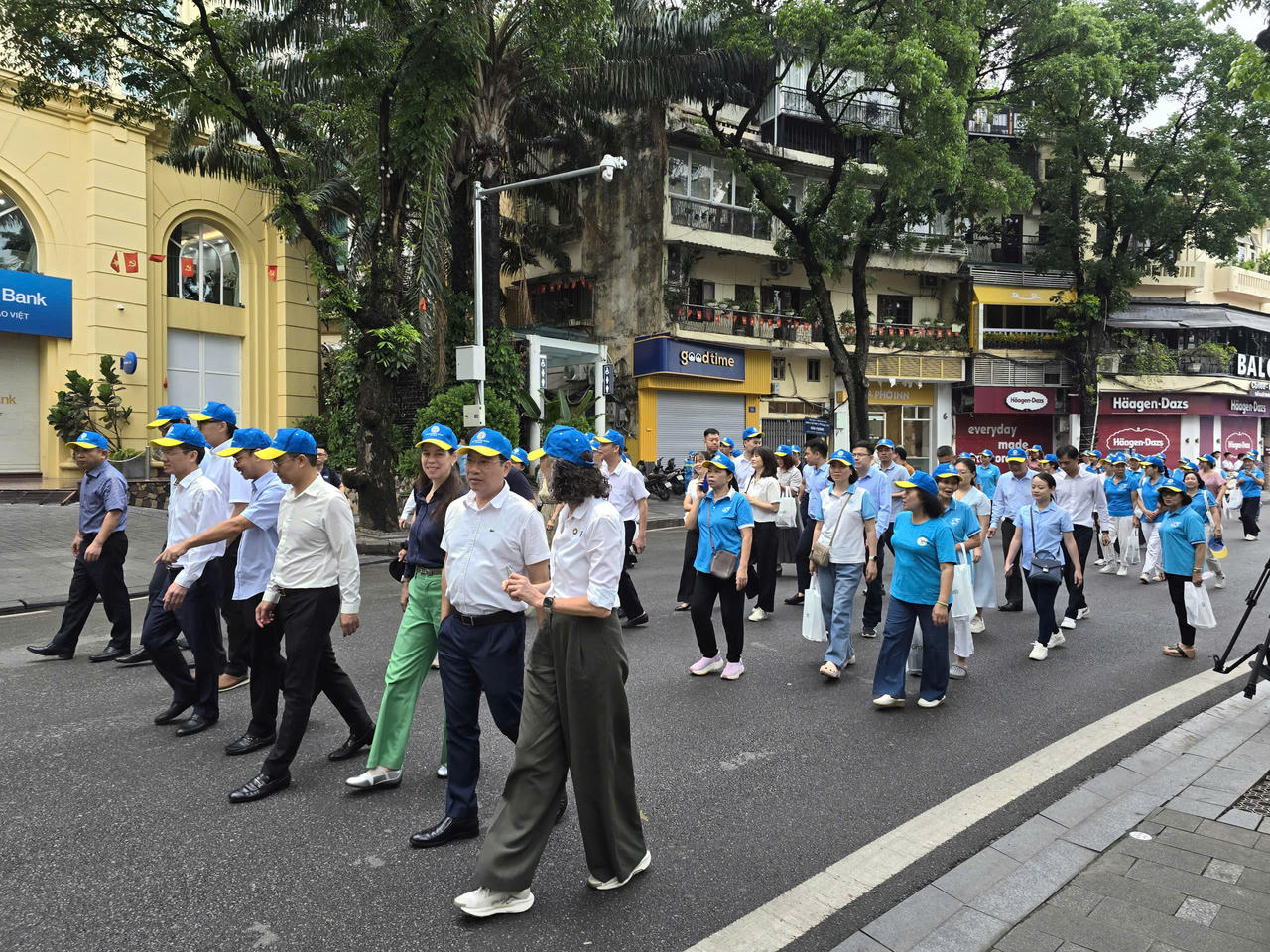 Các đại biểu, người dân và du khách tham gia đi bộ hưởng ứng Ngày chuyển đổi giao thông xanh tại khu vực hồ Hoàn Kiếm.