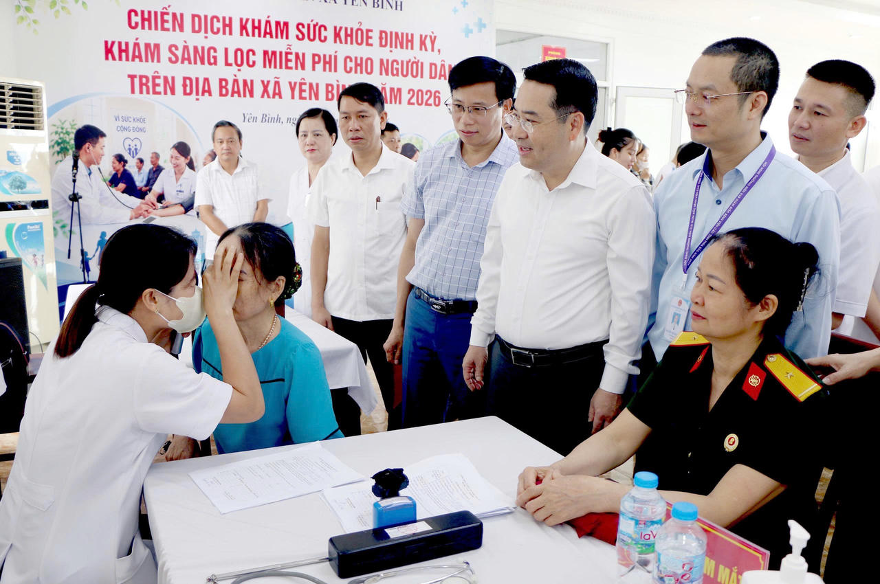 Ông Nguyễn Tuấn Anh - Chủ tịch UBND tỉnh Lào Cai kiểm tra công tác khám sức khỏe cho Nhân dân tại xã Yên Bình.