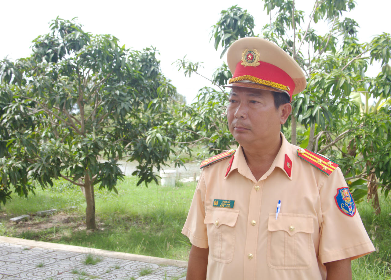 Thượng tá Lý Văn Hải - Trưởng Trạm Cảnh sát đường thủy Hòa Trung (Phòng CSGT Công an tỉnh Cà Mau), trao đổi với phóng viên về công tác bảo đảm trật tự, an toàn giao thông đường thủy.