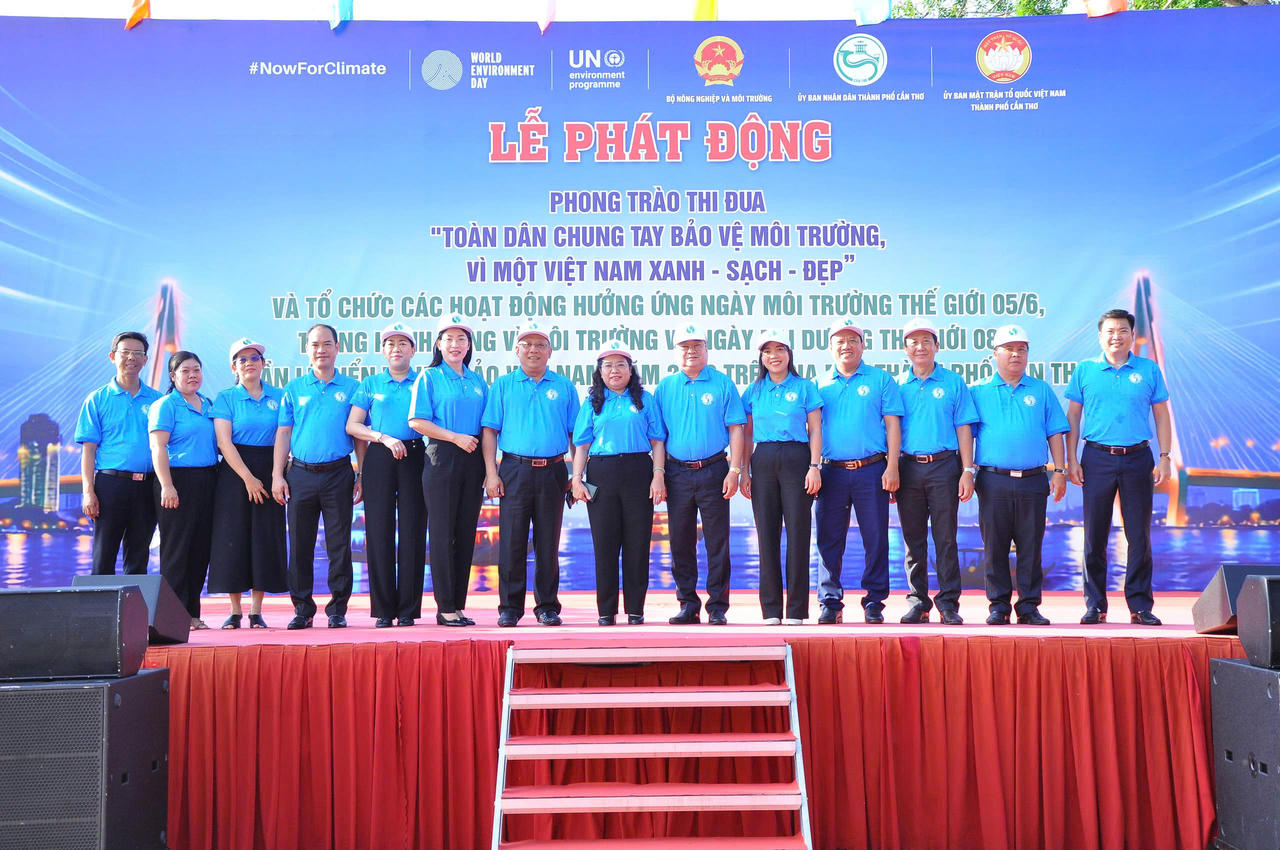 Đại biểu chụp ảnh lưu niệm sau lễ phát động.