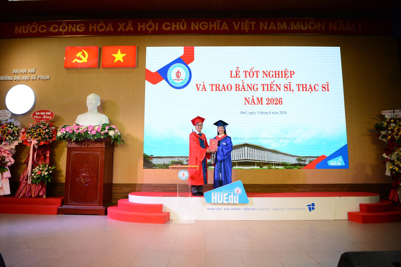 Trao bằng cho các tân thạc sĩ.