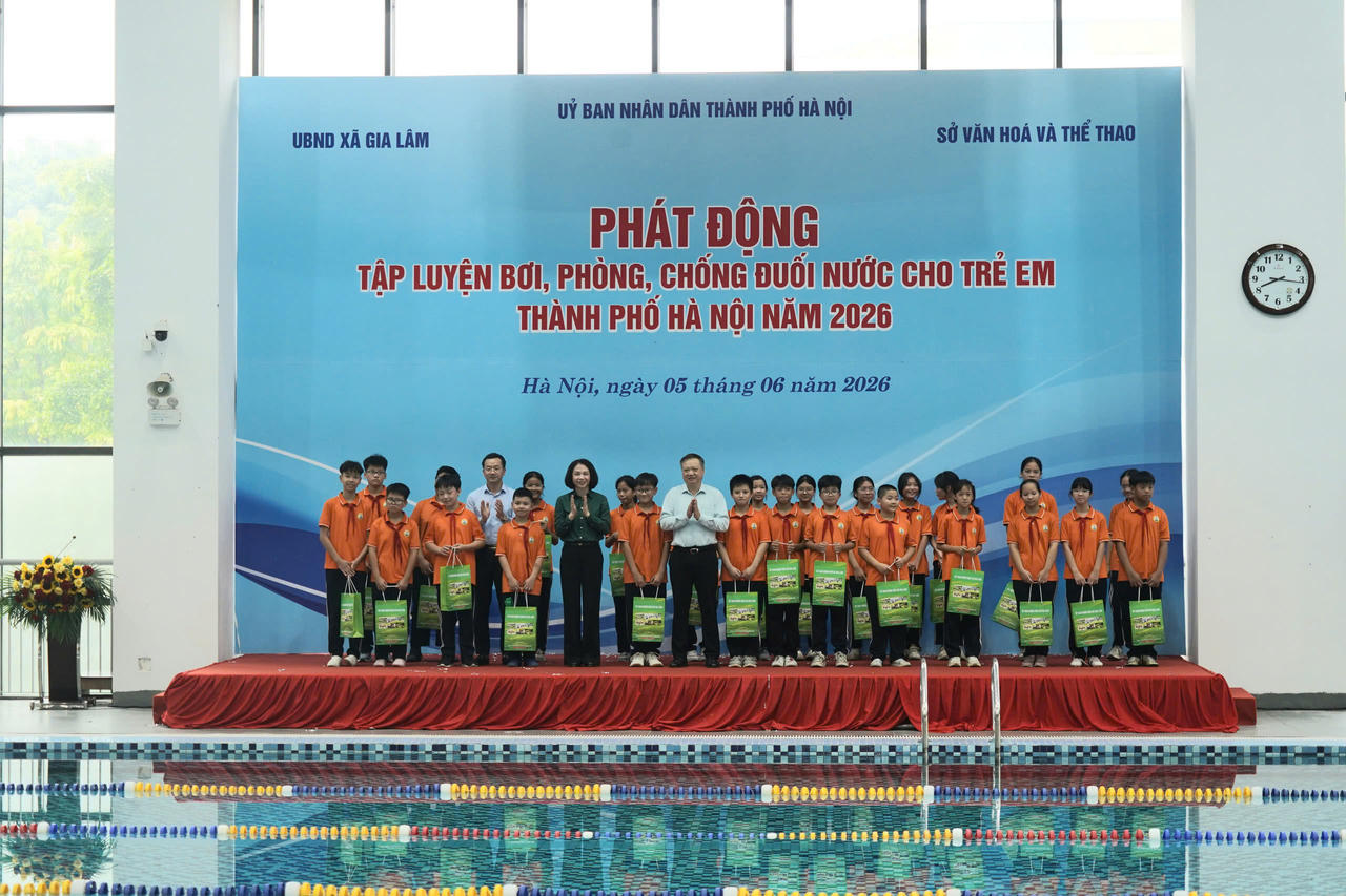 Ban Tổ chức đã trao tặng nhiều phần quà cho các em học sinh. 