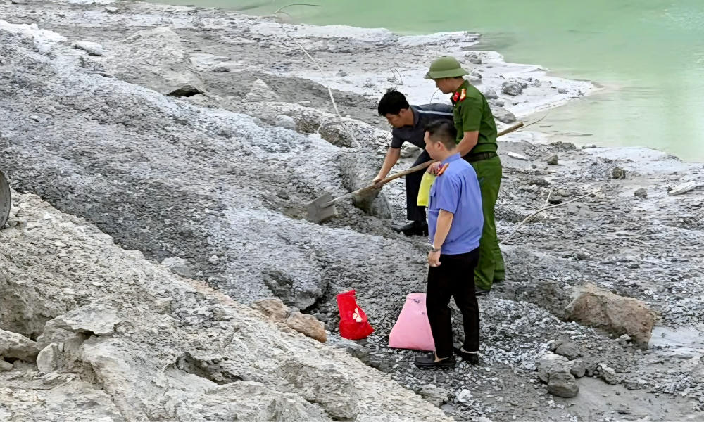 Điều tra vụ doanh nghiệp đổ trái phép hơn 200 tấn chất thải rắn xuống hồ ở Bắc Ninh