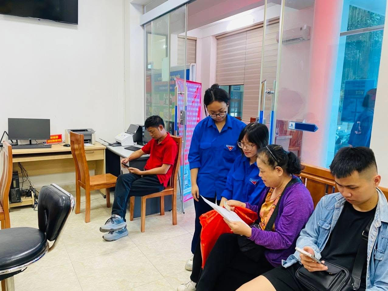 Bên cạnh đó, lực lượng đoàn viên thanh niên phường được bố trí hỗ trợ người dân tại Trung tâm Phục vụ hành chính công, hướng dẫn lấy số thứ tự, kê khai hồ sơ…