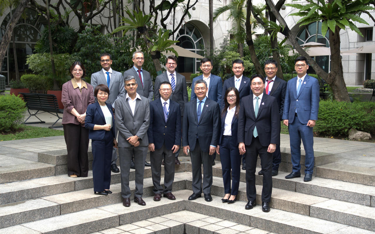 Lãnh đạo Petrovietnam/PVGAS và ADB chụp ảnh lưu niệm.