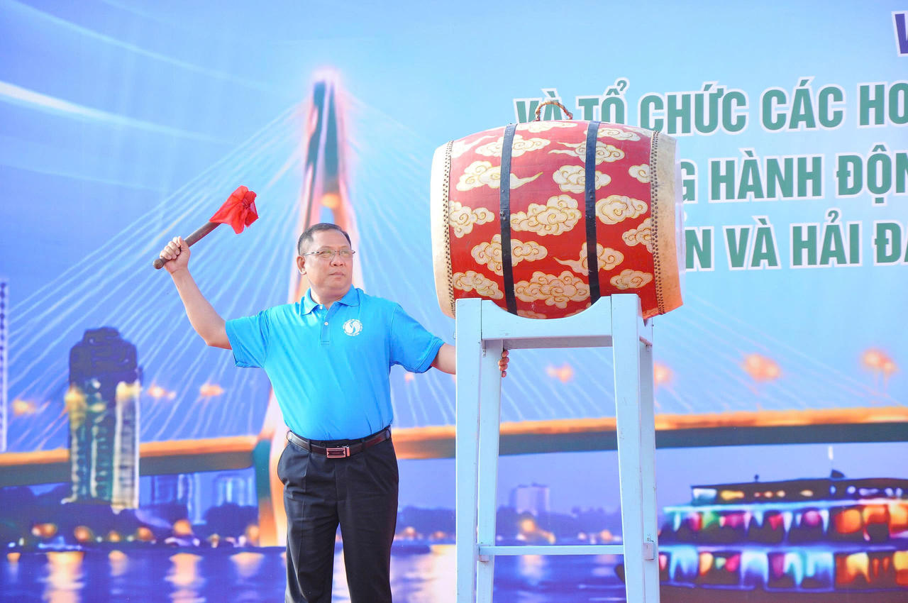 Lãnh đạo TP Cần Thơ thực hiện nghi thức đánh trống phát động phong trào thi đua và các hoạt động hưởng ứng Tháng hành động vì môi trường năm 2026.