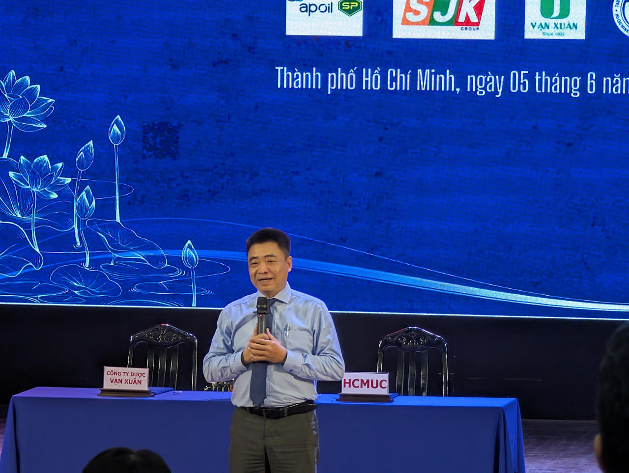 PGS.TS Lâm Nhân, Hiệu trưởng Trường ĐH Văn hóa TP Hồ Chí Minh trao đổi cùng các đại biểu tại Hội thảo. 