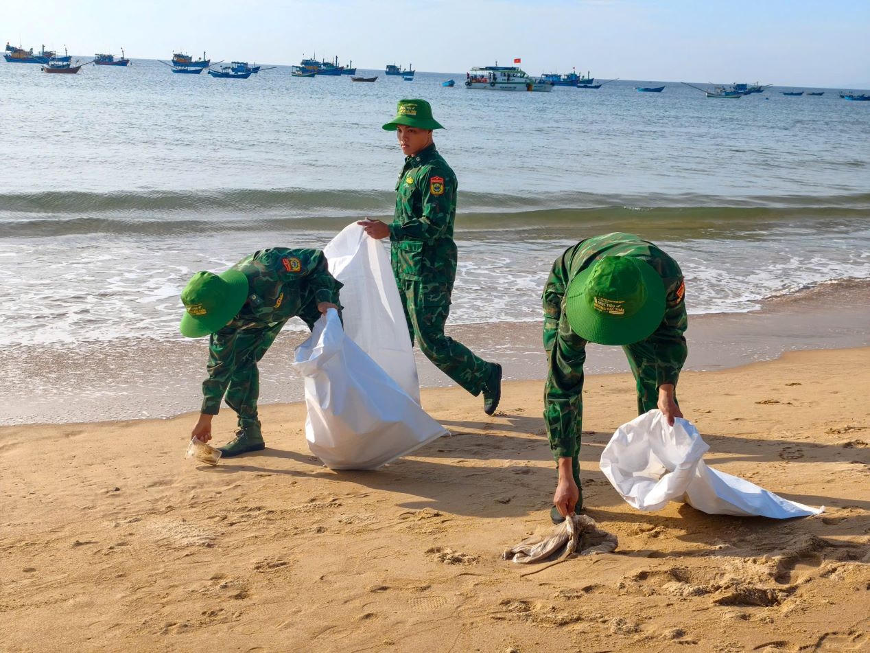 Các chiến sĩ biên phòng tỉnh Đắk Lắk tích cực tham gia làm sạch môi trường.