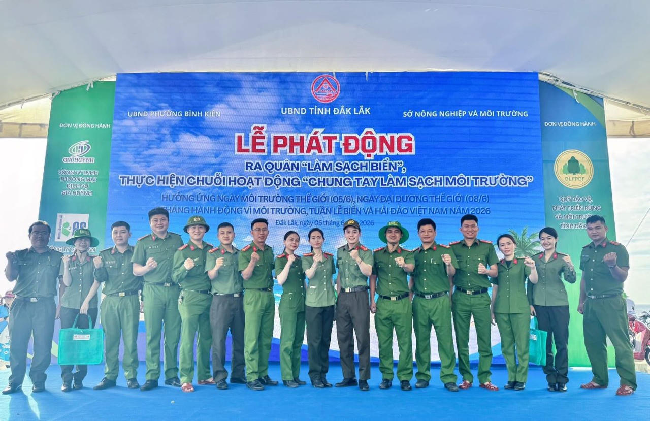 Cán bộ, chiến sĩ Công an tỉnh Đắk Lắk chụp hình lưu niệm tại buổi Lễ phát động.