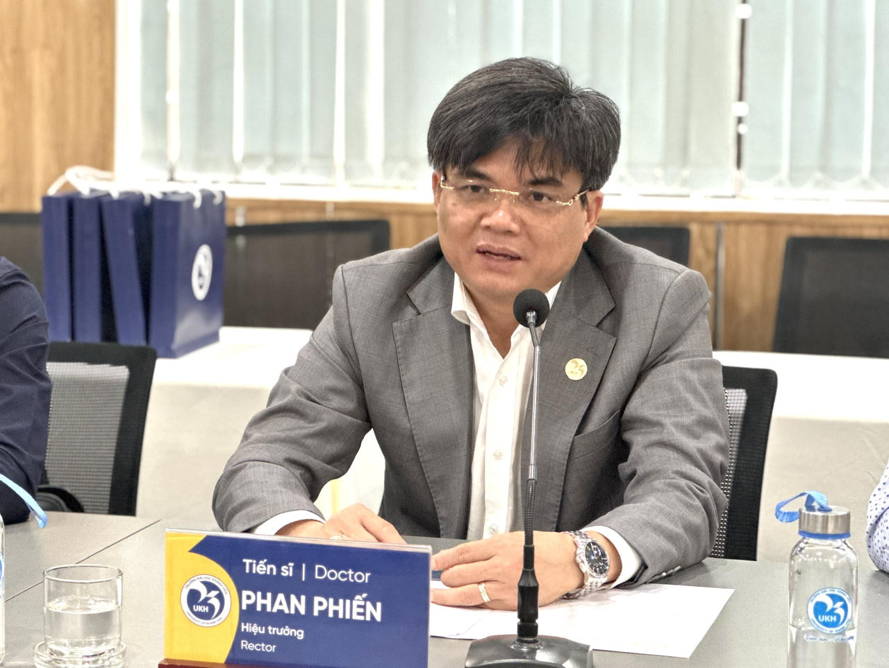 TS Phan Phiến, Hiệu trưởng Trường Đại học Khánh Hòa phát biểu tại buổi làm việc.