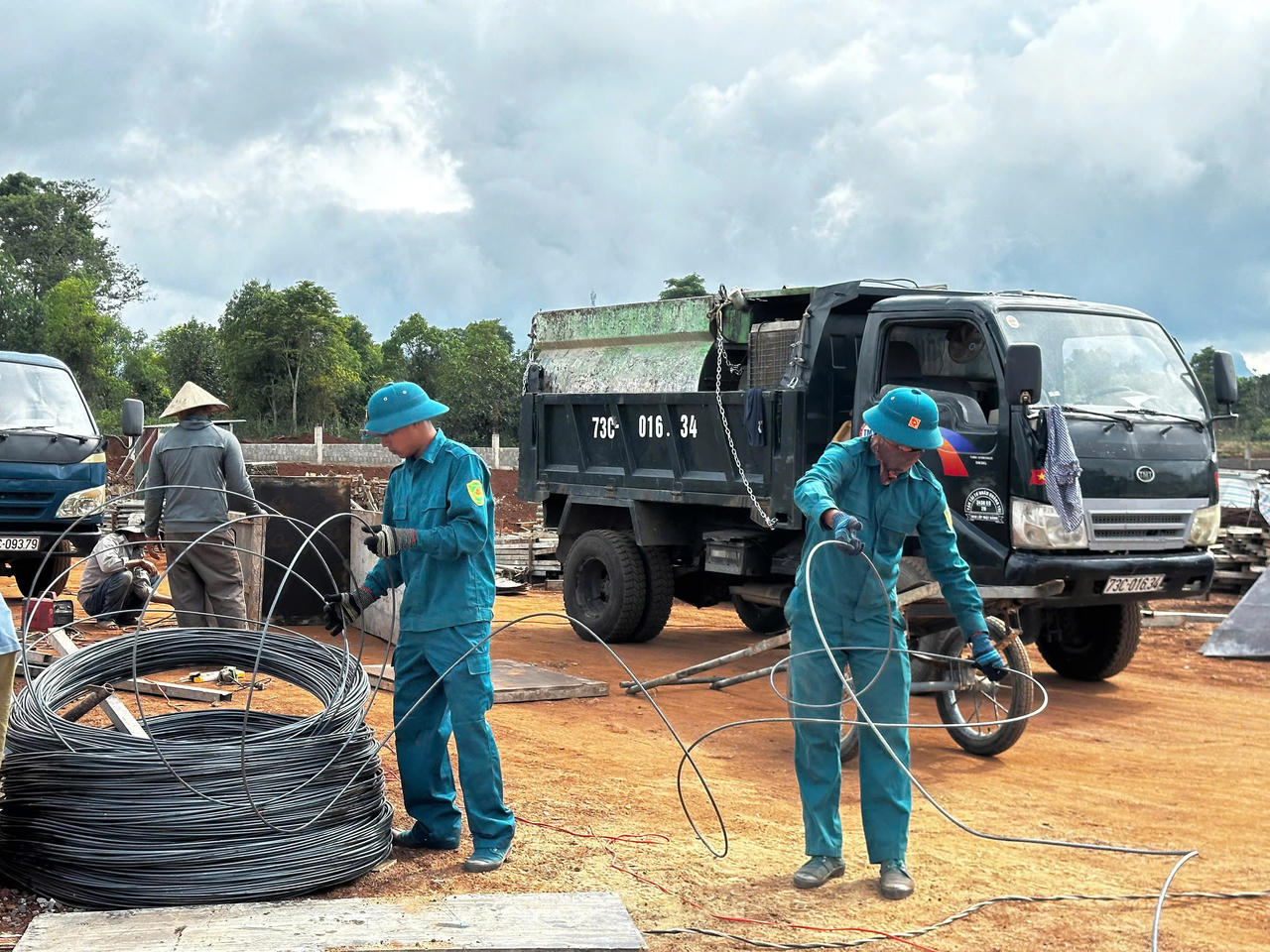 300 cán bộ, chiến sĩ chung tay dựng trường liên cấp vùng biên Quảng Trị