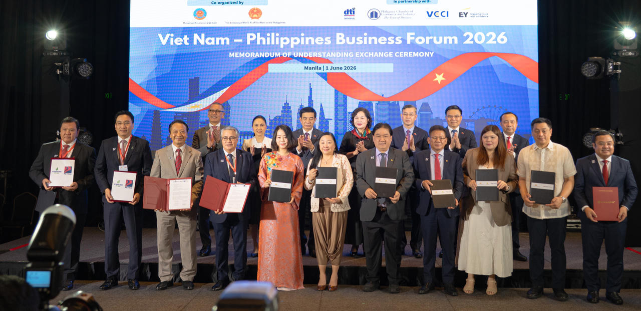 Phó Thủ tướng, Bộ trưởng Bộ Quốc phòng Phan Văn Giang cùng các lãnh đạo cấp cao chứng kiến lễ trao văn kiện hợp tác của các doanh nghiệp giữa hai nước, trong đó có PV GAS và PETRON.