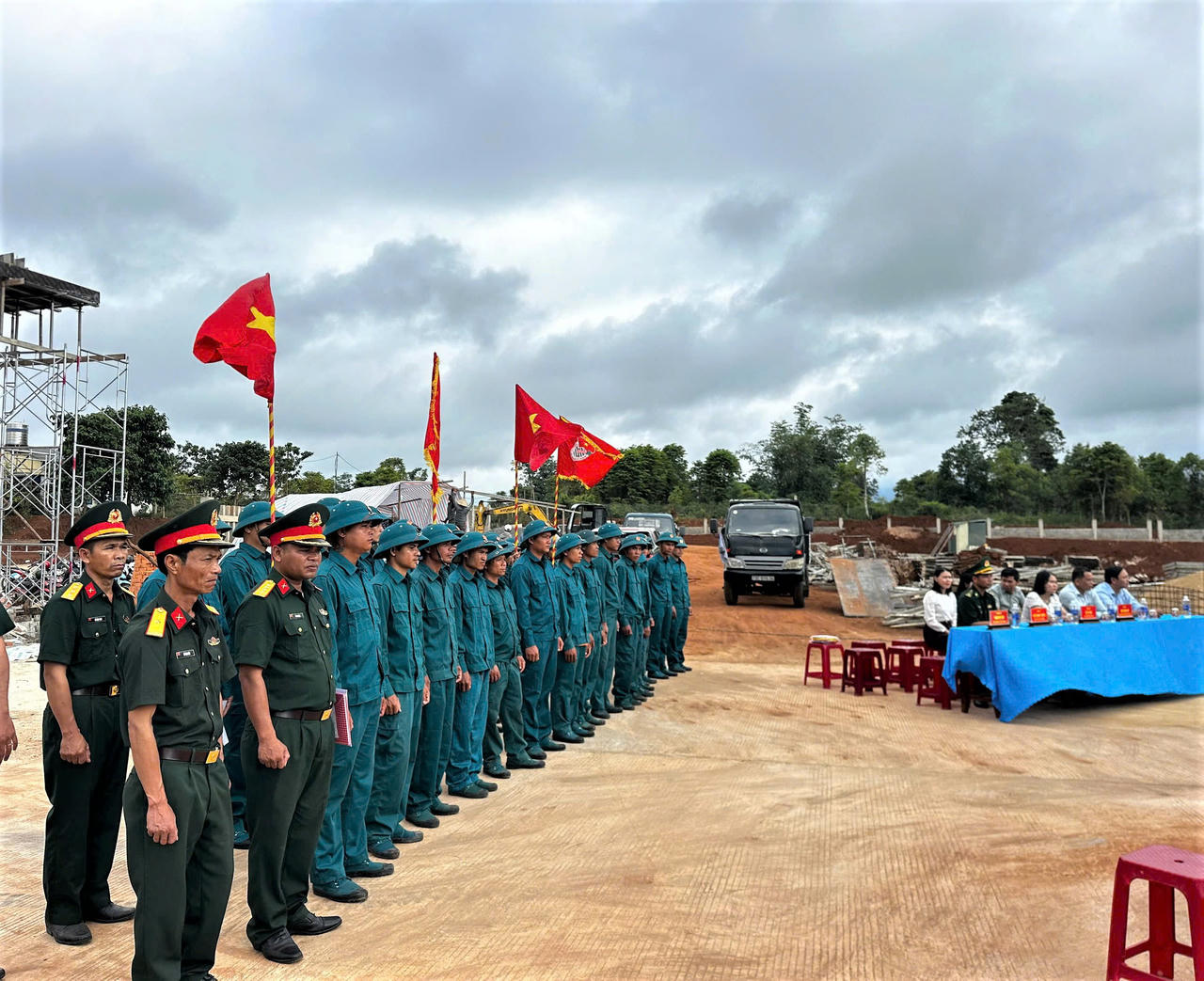 300 cán bộ, chiến sĩ chung tay dựng trường liên cấp vùng biên Quảng Trị