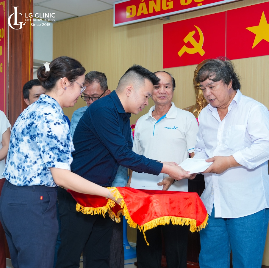 Đại diện thương hiệu trao tặng món quà tri ân tới những anh hùng cách mạng.