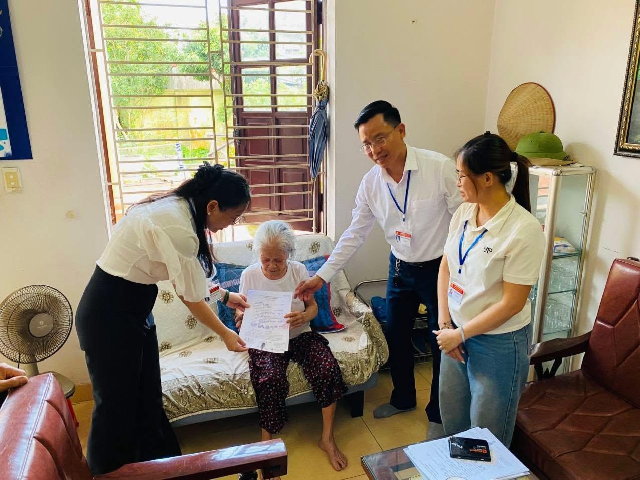 Đáng chú ý, cán bộ phường đã hỗ trợ cụ Trịnh Thị Vường (SN 1939) hoàn thiện hồ sơ ủy quyền cho người thân nhận lương hưu theo quy định.