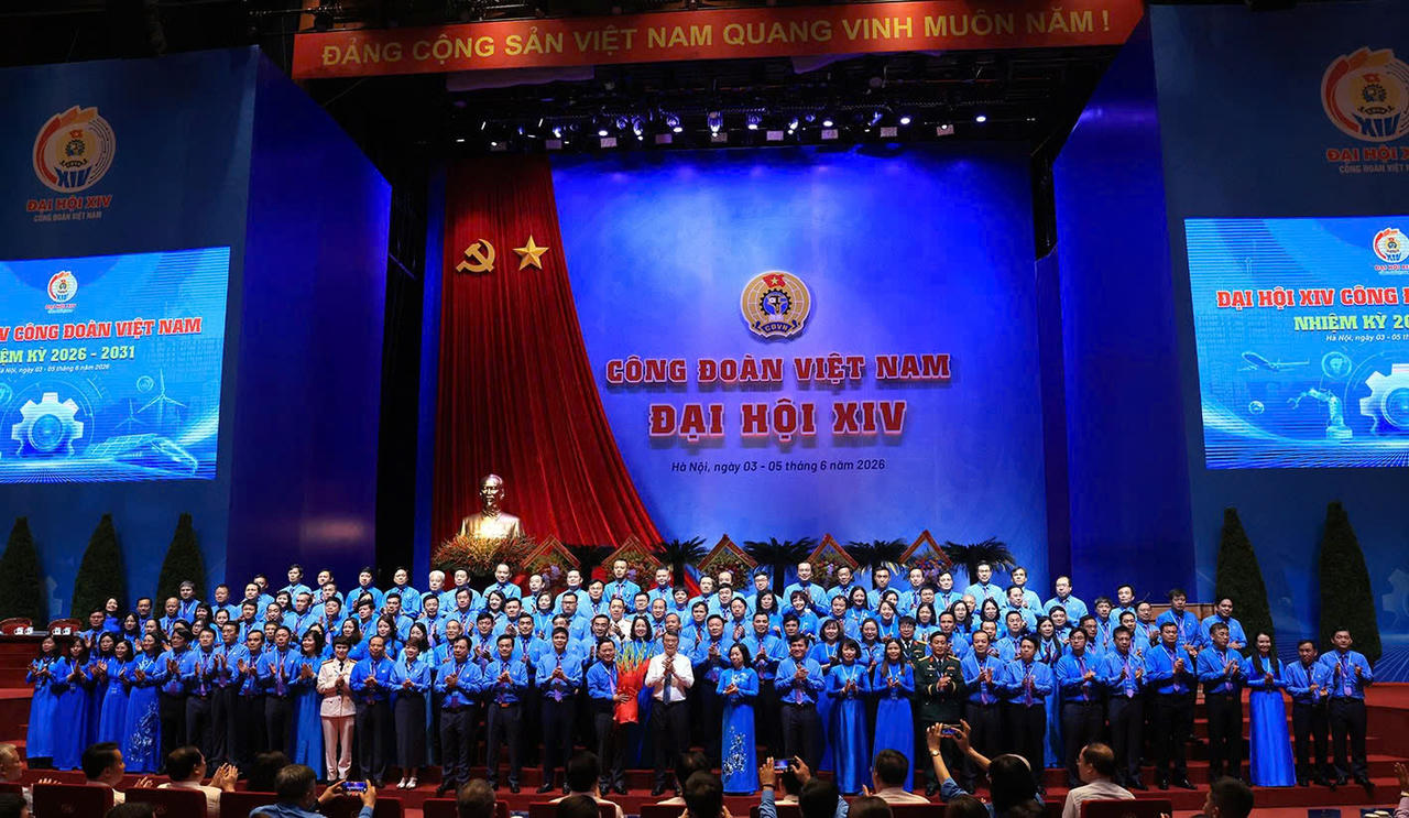 Thay mặt lãnh đạo Đảng, Nhà nước, Thủ tướng Chính phủ Lê Minh Hưng tặng hoa chúc mừng Ban Chấp hành Tổng Liên đoàn Lao động Việt Nam khóa XIV.