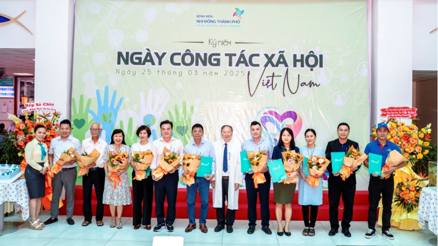 Đại diện Bệnh viện Nhi Đồng Thành Phố trao tặng những bó hoa đến LG Clinic thay lời cảm ơn chân thành.