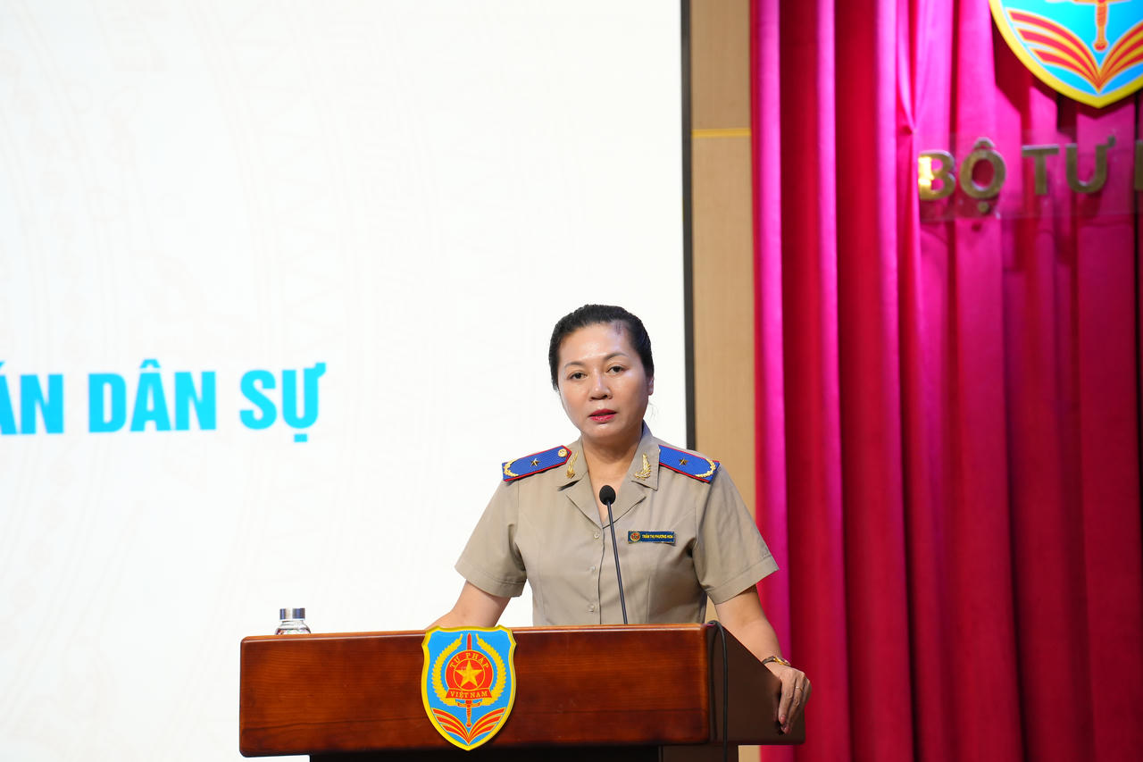 Bà Trần Thị Phương Hoa, Phó Cục trưởng Cục Quản lý THADS báo cáo tại Hội nghị.