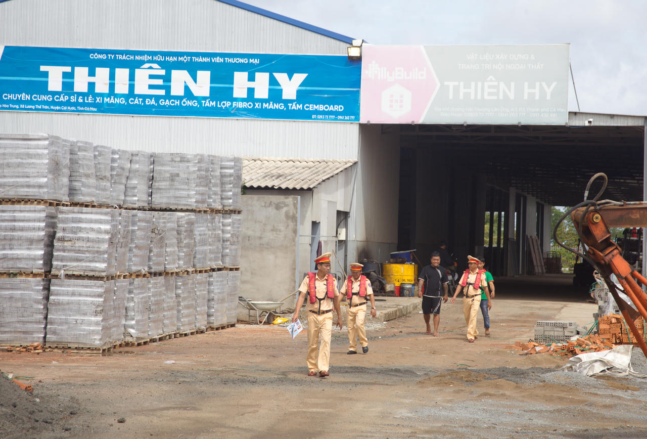 Lực lượng CSGT Trạm Hòa Trung kiểm tra, tuyên truyền tại các bến bãi vật liệu xây dựng ven sông, góp phần bảo đảm an toàn giao thông đường thủy.