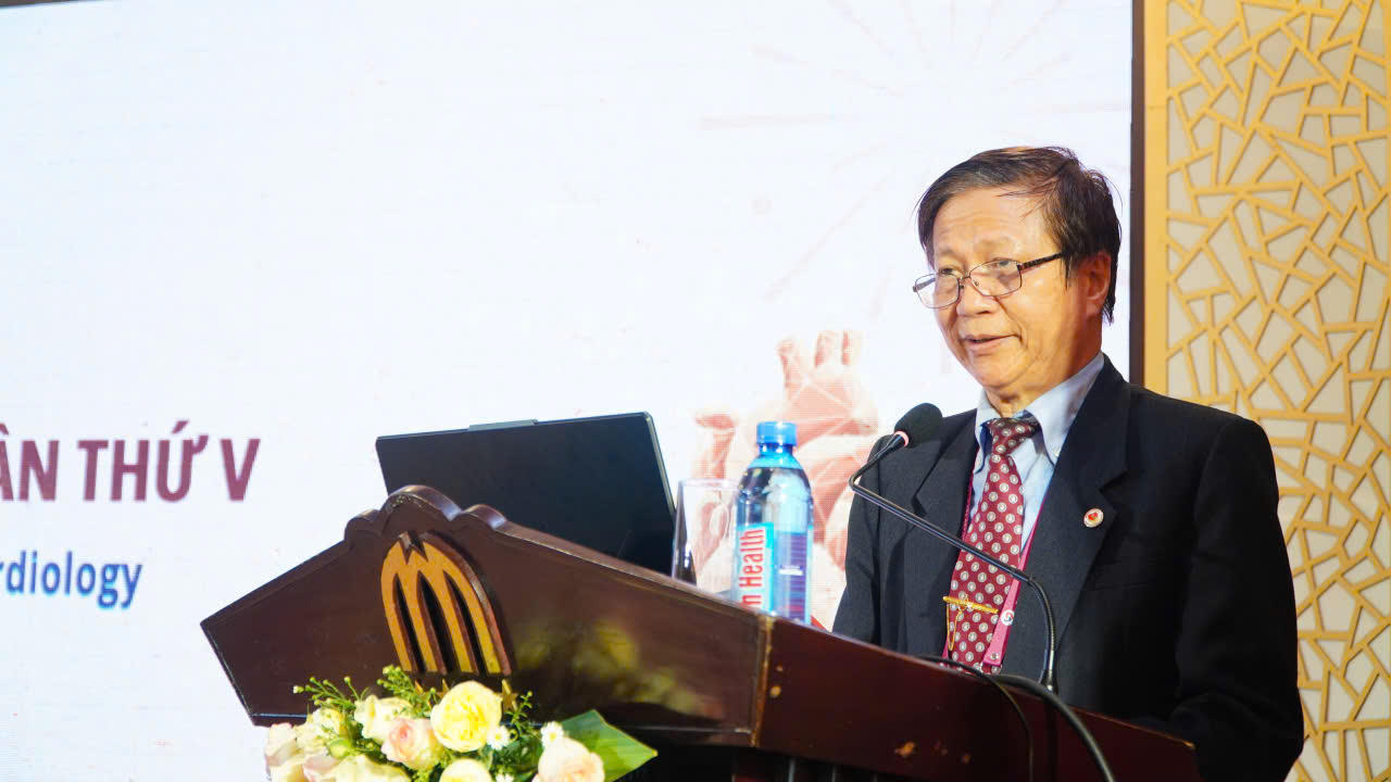 GS.TS Huỳnh Văn Minh, Chủ tịch Hội Tim mạch TP Huế phát biểu tại Hội nghị.